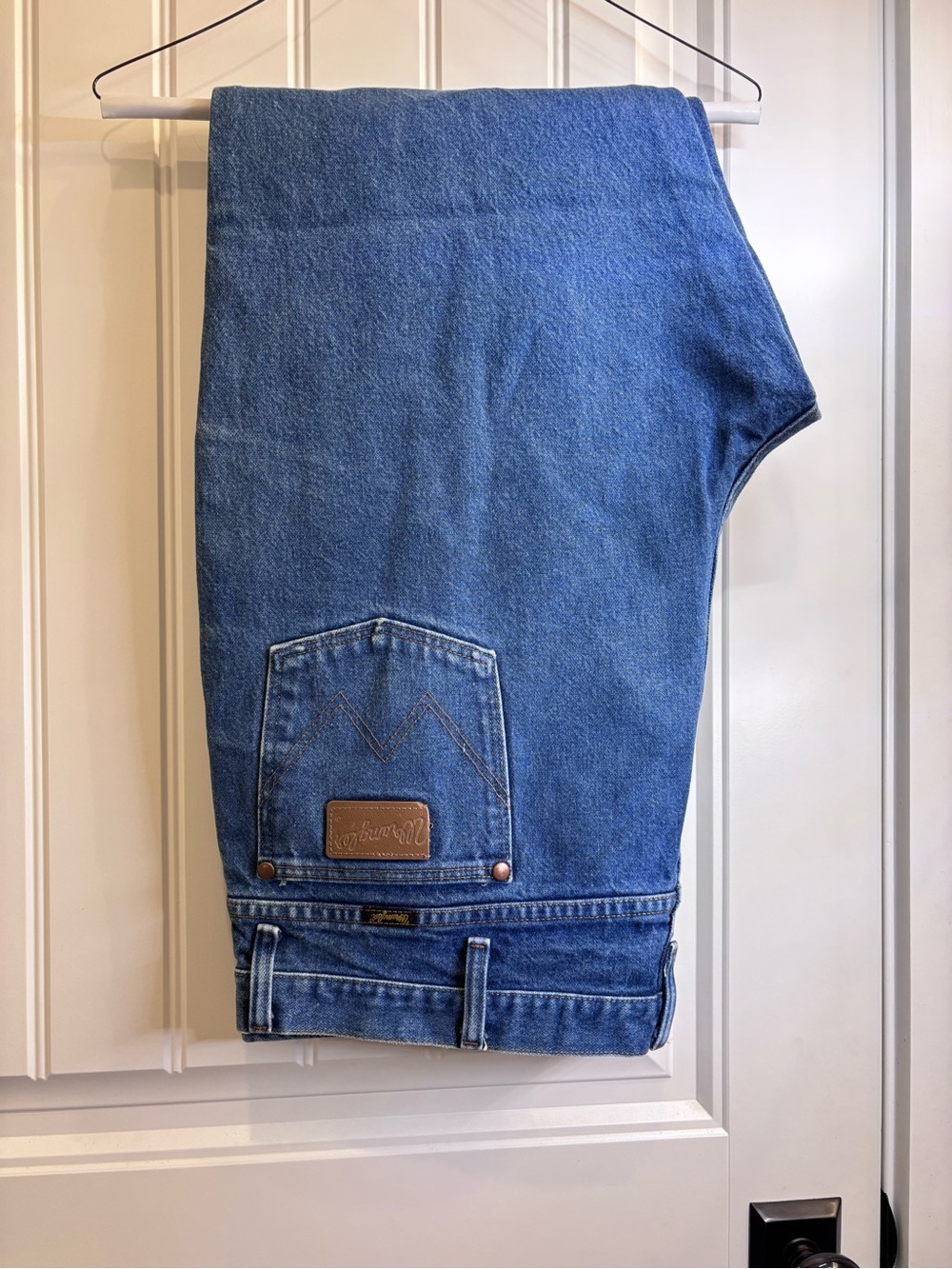 Wrangler Men's Classic Medium Blue Relaxed Jeans